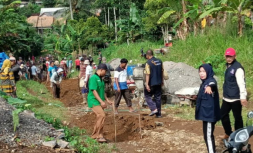 Jalan Rusak Warga Pekon Tanjungjati Gotong Royong Perbaiki