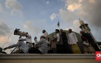 Petugas melihat hilal, untuk menentukan jadwa Ramadhan 1440 H- foto dok ist