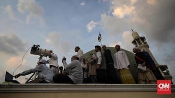 Petugas melihat hilal, untuk menentukan jadwa Ramadhan 1440 H- foto dok ist