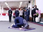 Raperda Pesantren Disetujui, Nunik Sujud Syukur Dihadapan Anggota DPRD Lampung