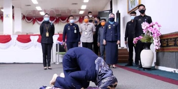 Raperda Pesantren Disetujui, Nunik Sujud Syukur Dihadapan Anggota DPRD Lampung
