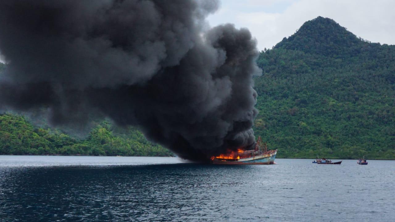 Lagi, 10 Kapal Illegal Fishing Ditenggelamkan di Laut Natuna Utara