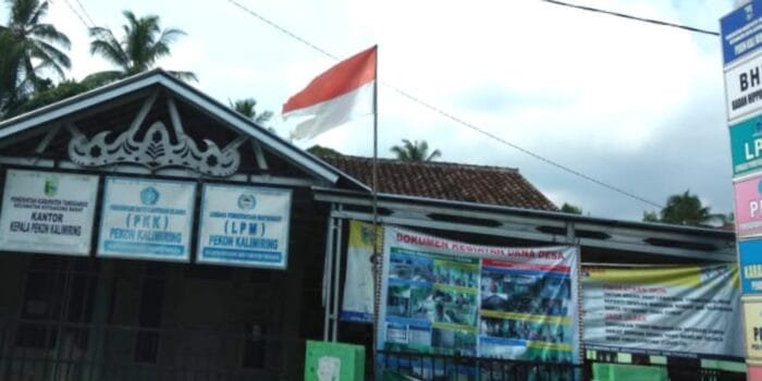 Bendera Merah Putih Usang dan Robek Berkibar di Kantor Pekon Kalimiring, Tanggamus