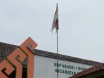 Bendera Compang-camping Berkibar di Depan SMPN 1 Wonosobo
