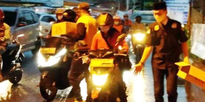 Kawan Relawan Teh Ade Berbagi Takjil di Jatiwarna