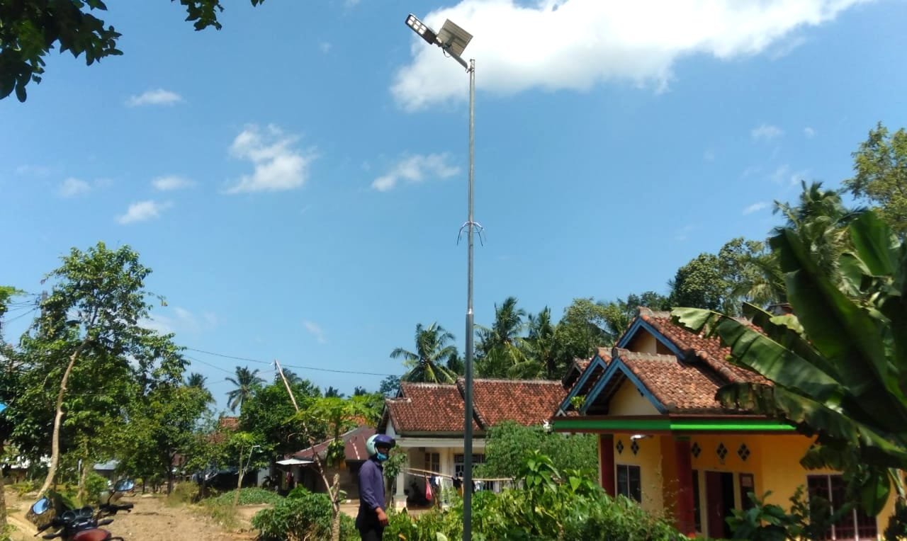 lampu jalan tenaga surya,