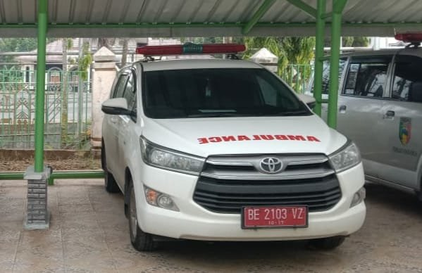 kendaraan ambulance milik RSUD Batin Mangunang yang dibeli menggunakan anggaran 2020, tapi flat nomor kendaraan tertera tahun 2017 - foto Sumantri