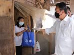 Menteri Trenggono Bagikan 1 Ton Ikan di Bantargebang