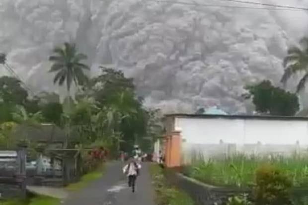 Gunung Semeru Erupsi