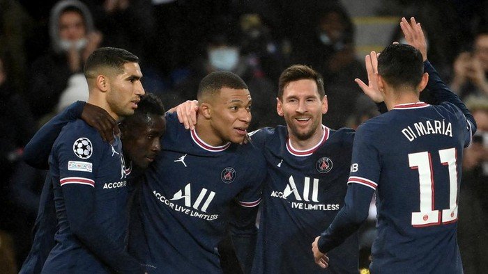 Kylian Mbappe dan Lionel Messi membantu PSG mengalahkan Club Brugge 4-1 di laga terakhir fase grup Liga Champions. (Foto: AFP/FRANCK FIFE)