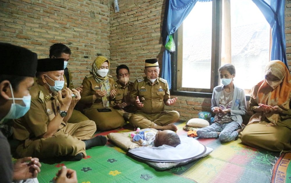 Bupati Lampung Timur Dawam Rahardjo merespon cepat dan melihat kondisi Rahmat Jailani penderita hidrosefalus di Desa Catur Swako, Bumi Agung. Saat ini Ananda tengah bersiap untuk RS Metro guna operasi, mohon doa semuanya, Selasa (14/12/2021) - foto ist