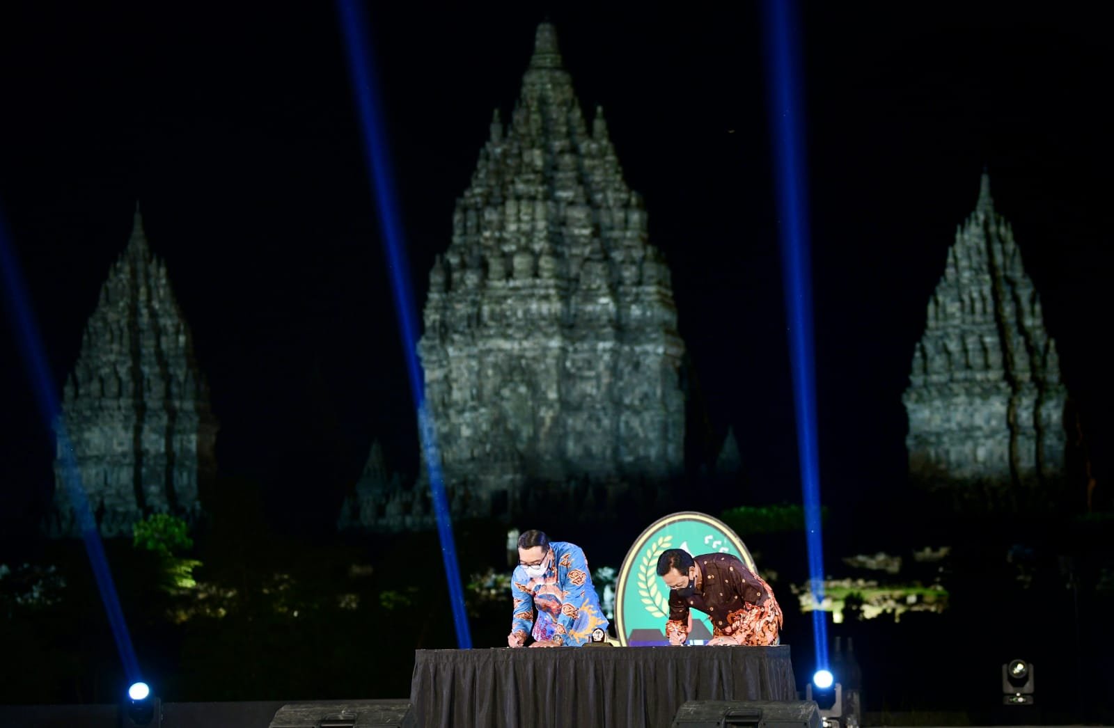 Gubernur Jawa Barat Ridwan Kamil saat bertemu Sri Sultan Hamengkubuwono X di dalam acara Pesona Jabar di Area Candi Prambanan, Yogyakarta, Rabu (1/12/2021) malam. (Foto: Yogi Prayoga S/Biro Adpim Jabar)