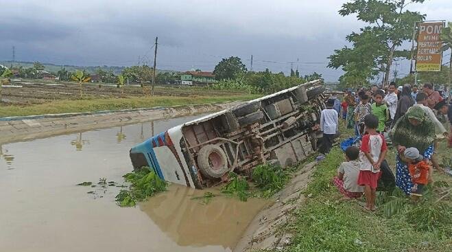 Bus rombongan pengantin terjun ke sungai di Grobogan