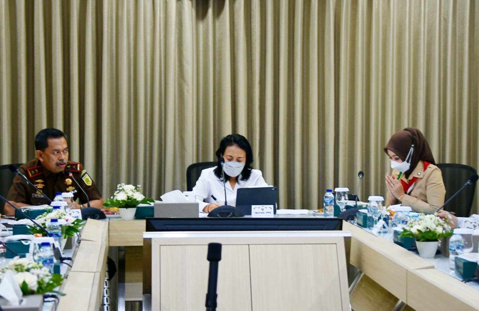 Rapat Koordinasi Tindak Lanjut Penanganan Perkara Tersangka Tindak Pidana Persetubuhan Terhadap Anak bersama Menteri Pemberdayaan Perempuan dan Perlindungan Anak (Menteri PPPA) di Kantor Kejaksaan Tinggi Jabar, Kota Bandung, Selasa (14/12/2021). (Foto: Yogi Prayoga S/Biro Adpim Jabar)