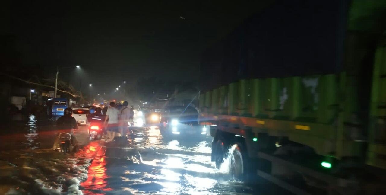 Hujan membuat jalan Imam Bonjol, Bekasi tergenang air hingga sedengkul orang dewasa, banjir masih terjadi hingga malam Kamis (16/12/2021) - foto Mang Oye