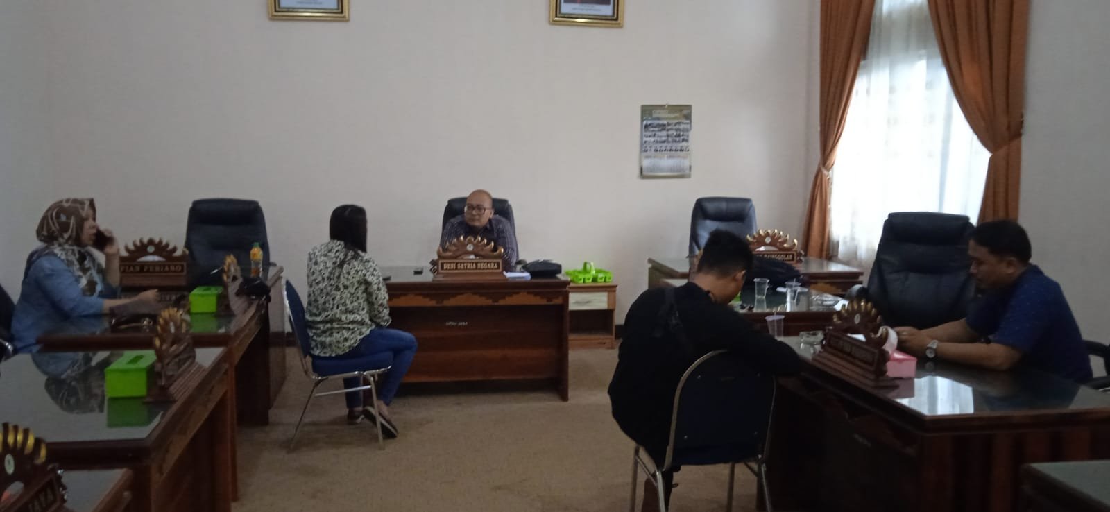 Perusahaan media tengah berada di ruang Diskominfo Lampung Tengah mempertanyakan MoU yang telah ditandatangani sesuai dengan SSH yang telah ditentukan, Kamis (16/12/2021)- foto Ist