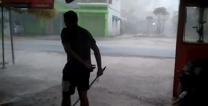 Warga Jabung Dihebohkan Hujan Es Sebesar Kerikil