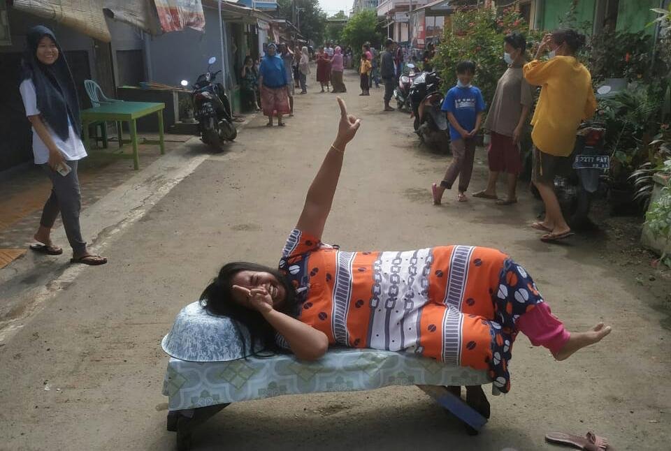 Warga RW 026 Wanasari, Cibitung Kabupaten Bekasi gelar aski menutup akses jalan proyek pembangunan perumahan di lingkungannya, Jumat (24/12/2021)- foto Shendy