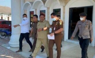 Kejari Kabupaten Bekasi ekseskusi Kades Segara Makmur terkait tindak pidana bersama-sama menggunakan surat palsu, AS di eksekusi di kantornya, Senin (27/12/2021)- foto ist
