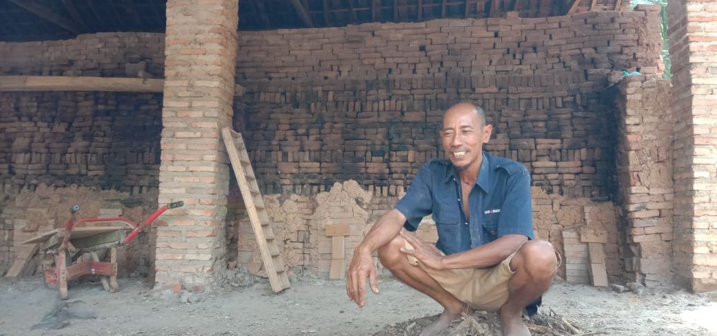 Komang Gatot, seorang perajin Batu Bata di Desa Gedong Wani, Margatiga, Lampung Timur mengakui permintaan masih relatif stabil meski dimusim hujan, Selasa (28/12/2021)- foto Bang Jali