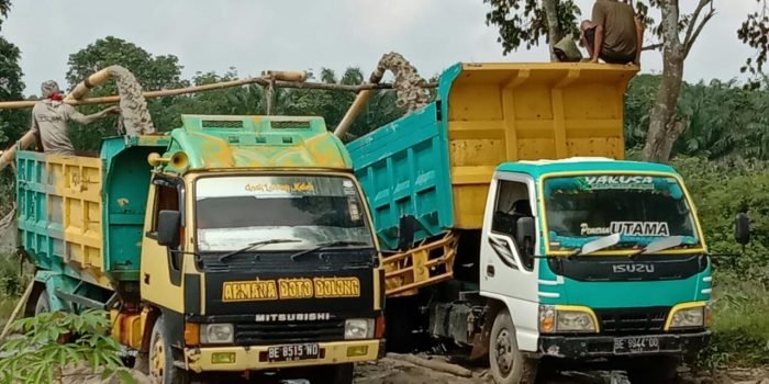 Aktivitas Tambang Pasir di Desa Tanjungwangi, Waway Karya kembali marak. Dampak dari galian itu tepat berada di Dusun V, tanggul milik negara,Kamis (30/12/2021)- foto Bang Jali