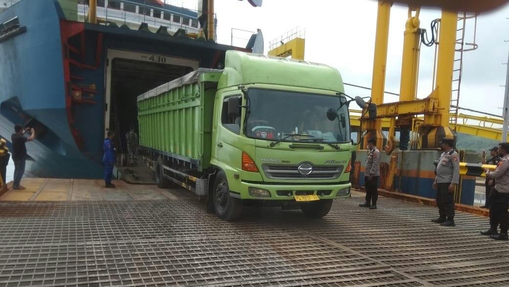 Kendaraan dari dari KMP Amadea saat pindah ke kapal lain setelah berhasil dievakuasi akibat kandas di Pulau Lunik, Kamis (30/12/2021)- foto ist