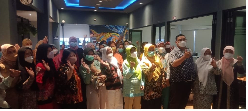 Bidanh foto bersama dengan Direktur RS Karunia Kasih, usai seminar dan talkshow di Grand Caman, Kota Bekasi, Rabu (15/12/2021)- foto Budi