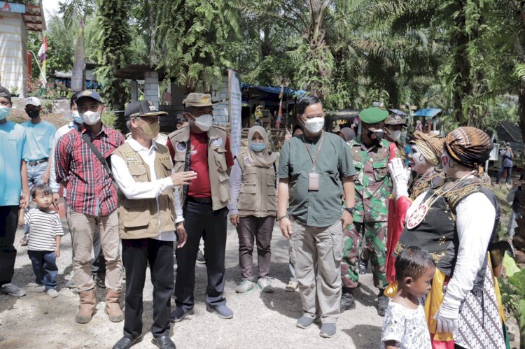 Bupati Pringsewu Sujadi, meresmikan lokasi Wisata Teluk Kenyo di Pagelaran, pada Minggu (19/12/2021)- foto ist