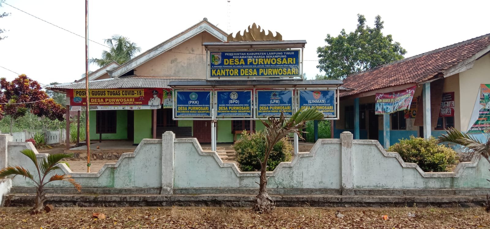 Senggang mesti hari kerja terlihat kantor desa Purwosari, tidak ada satu pun perangkat hadir untuk pelayanan di desanya, Senin (20/12/2021) - foto dok Bang Jali