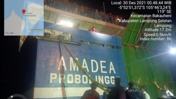KMP Amadea kandas di Pulau Kandang Lunik Lampung menyebabkan 342 penumpang kapal dan 97 unit kendaraan terjebak di pulau tak berpenghuni