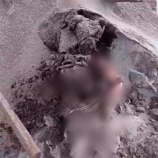 Jenazah berpelukan korban erupsi Gunung Semeru,