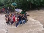 Viral, Warga Penyandingan Gotong Keranda Jenazah Melewati Sungai Berarus Deras
