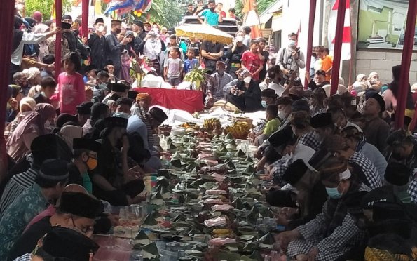 Ngarak Kebo Bule, tradisi Kranggan, Kota Bekasi yang masih dilestasikan. Ngarak Kebo Bule digelar sewindu sekali atau 8 tahun puncak dari budaya babaritan atau sedekah bumi, Jumat (14/1/2022)- foto wawai news