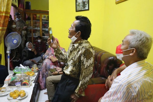 Momen mengharukan itu terjadi pada Jumat (21/1/2022), antara Ganjar Pranowo Gubernur Jawa Tengah bertemu dengan saudara lamanya yang telah lama transmigrasi di Pringsewu.