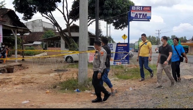 Polisi dan TNI saat melakukan penyisiran TKP perampokan sadis yang menewaskan seorang wanita di Way Bungur Lampung Timur, Sabtu (22/1/2022)- foto bang Jali