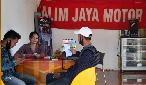 Sales Ana saat melayani konsumen di dealer Salim Jaya Motor GPJ, Rabu (19/1/2022)- foto bang Jali