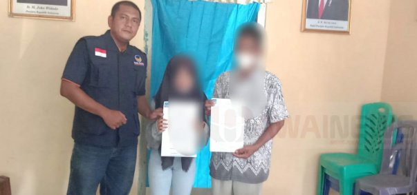 Ketua Bahu NasDem Kabupaten Tanggamus, Adi Putra (Kiri) foto bersama orang tua korban perkosaan usai menerima kuasa di di Sekretariat DPD NasDem Tanggamus (24/1/22).