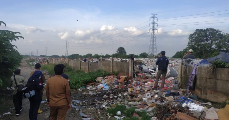 TPS Liar di bantaran Kali CBL di Sumberjaya, Tambun Selatan, akhirnya di tutup hadir langsung Gakum Kementerian Lingkungan Hidup RI, Senin (24/1/2022) - Mang Oye