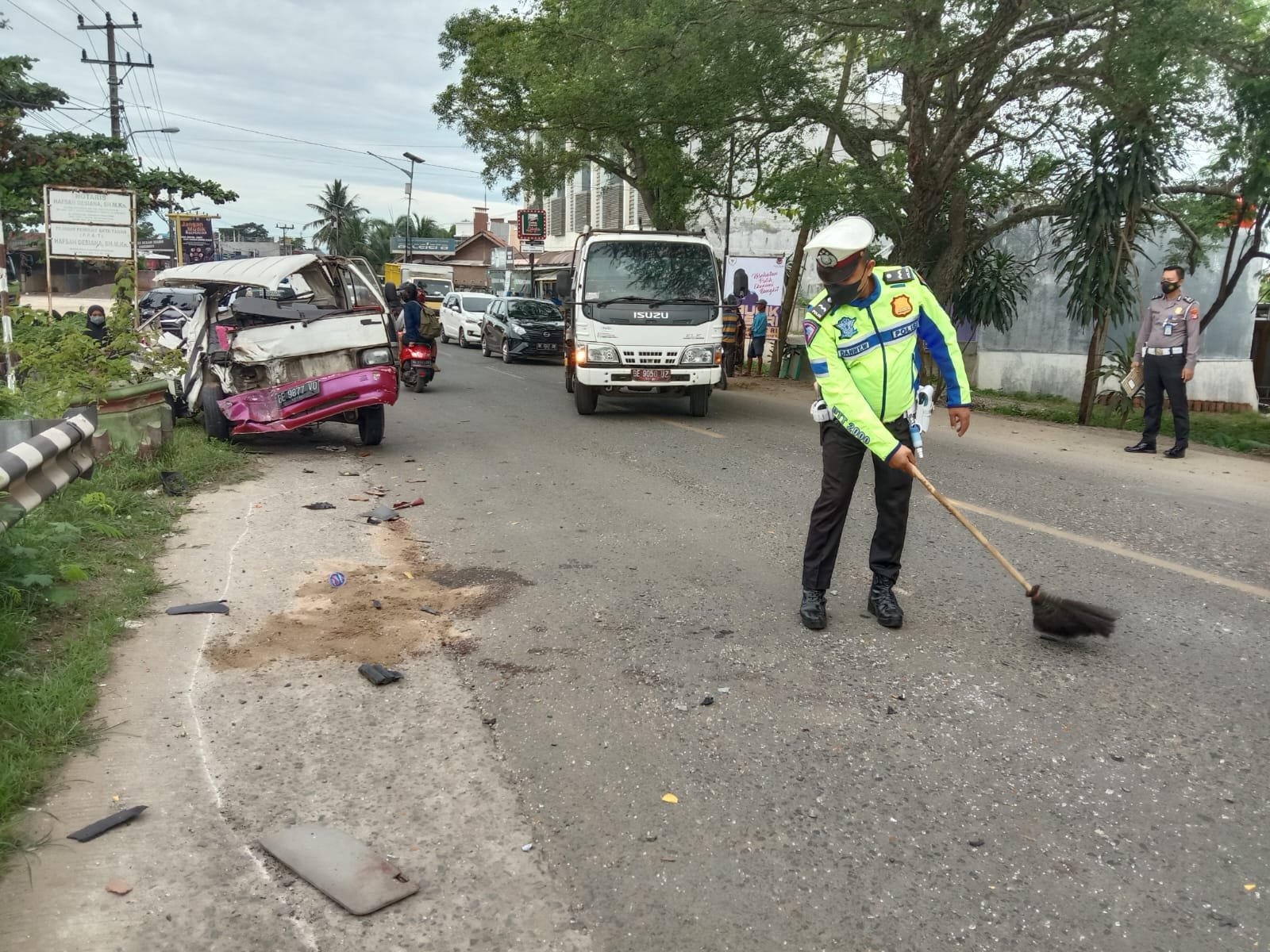 Laka Lantas di ruas Jalan lintas Barat Sumatera KM 38-39 Pekon Sidoharjo Kecamatan Pringsewu kabupaten Pringsewu, melibat pickup dan truk, Minggu (2/1/21)- foto ist