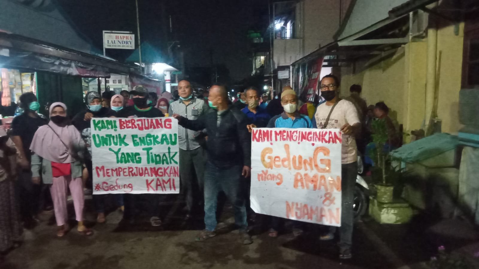 Warga di perumahan Pondok Tanah Mas Kelurahan Wanasari Kecamatan Cibitung, Kabupaten Bekasi, melakukan aksi terkait pembangunan di lingkungannya, mereka menuntut kejelasan, Minggu (2/1/2022) - foto Shandy