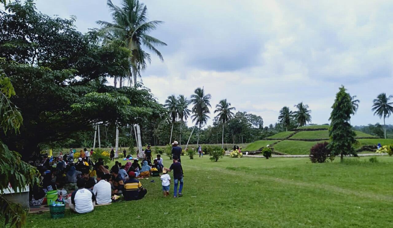loksi punden berundak Taman Purbakala, Pugung Raharjo, Kabupaten Lampung Timur, dipadati pengunjung dihari pertama tahun 2022, Sabtu (1/1/2022)- foto Bang Jali