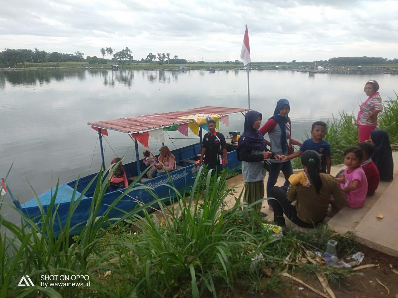 Bendungan Way Tebabeng, Blambangan Pagar, Lampung Utara, dihari pertama tahun 2022, dipadati pengunjung dari berbagai wilayah, Sabtu (1/1/2022)- foto Sumantri
