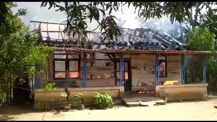 Si Jago merah melahap rumah ibu Mustirah di Desa Gunung Pasir Jaya, Sekampung Udik Lampung, Timur. Malam ini Ibu Mustirah menginap di rumah tetangganya, Senin (3/1/2022)- foto Jali