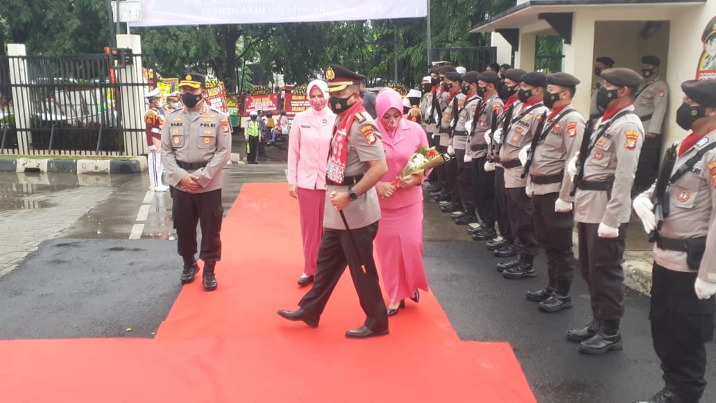 Suasana pisah sambut antara Kapolres Metro Bekasi Kota Kombes Pol Aloysius digantikan Kombes Pol Hengki, Selasa (4/1/2022) - foto Rommo Kosasih
