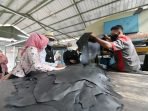 Gubernur Jabar Siap Bantu Desain Produk Pelaku Usaha Kulit Garut