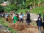 Jalan Rusak, Warga Pekon Tanjungjati Gotong Royong Perbaiki