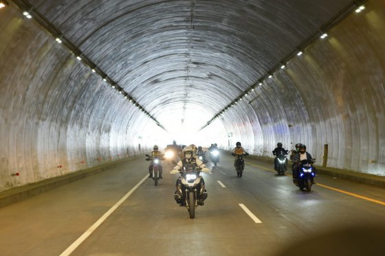 Gubernur Jawa Barat Ridwan Kamil saat meninjau proyek Jalan Tol Cileunyi - Sumedang - Dawuan di Kabupaten Sumedang, Senin (10/1/2022).