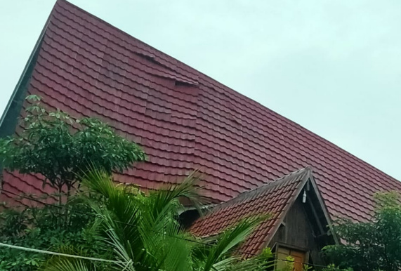 Pendopo utama Randu Mas Pugung Raharjo miring diterjang angin kencang disertai hujan yang terjadi pada Rabu (12/1/2022) sore- foto Bang Jali