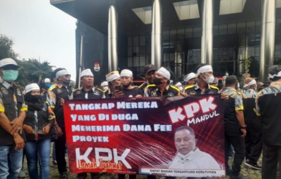 Foto aksi gabung tokoh masyarakat dan GMBI di depan gedung merah putih. Mereka menuntut KPK menyelesaikan kasus fee proyek pada Dinas PUPR yang melibatkan Bupati Lampung Selatan, Kamis (13/1/2022)