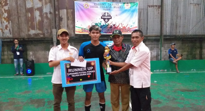Penyerahan hadiah kepada juara umum tournamen futsal dalam ajang Pordes yang ditaja oleh Karang Taruna Desa Telaga Murni, Cibitung, Kabupaten Bekasi, Minggu (16/1/2022) - foto Mang Oye